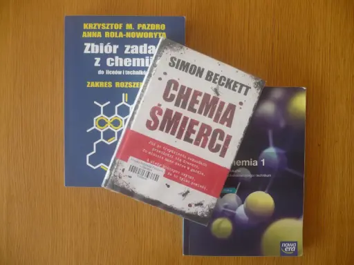 Książki "Chemia śmierci" Simona Becketta i "Zbiór zadań z chemii" obok podręcznika "Chemia 1". Kolejność czytania kryminałów Davida Huntera?
