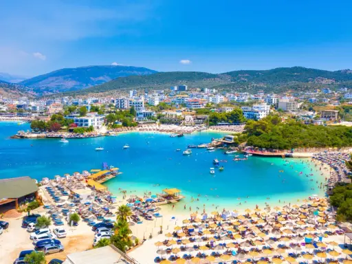Albania plaża, która wyglądem przypomina Bora Bora, z turkusową wodą, białym piaskiem i mnóstwem turystów.