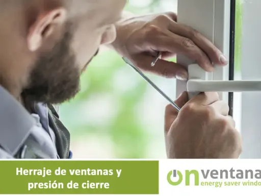 Un técnico ajusta el herraje de una ventana para asegurar un cierre perfecto.