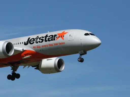 Samolot Jetstar z wysuniętym podwoziem, gotowy do lądowania. Nawet przy silnym wietrze samolot nie wystartuje, jeśli warunki są niebezpieczne.