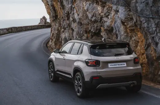 Nowy Jeep Avenger, jeden z najnowszych jeep modele, pokonuje krętą drogę nad morzem, wspinając się po skalistym zboczu.