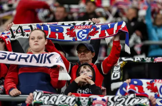 Kibice Górnika Zabrze na meczu z GKS Katowice. Widać szaliki z napisem "Górnik Zabrze" i herbem klubu.