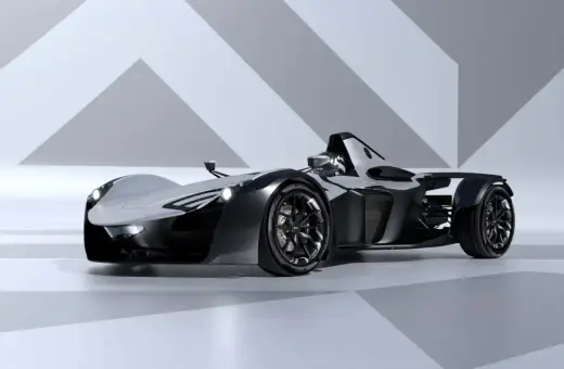 Srebrno-czarny, futurystyczny bolid BAC Mono z ostrymi liniami i aerodynamicznym kształtem, gotowy do wyścigu.