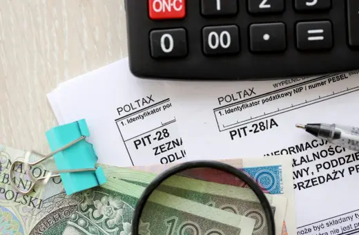 Zeznanie PIT-28/A, pieniądze i kalkulator. Rozliczasz się z podatków? Sprawdź, co to jest PIT 37.