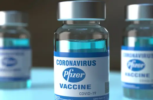 Szczepionka na covid Pfizer, trzy fiolki z niebieskim płynem, gotowe do ochrony przed wirusem.