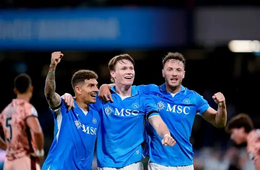 Piłkarze Napoli świętują zwycięstwo nad Hellas Verona. Radość na twarzach zawodników, jeden z nich unosi pięść w geście triumfu.