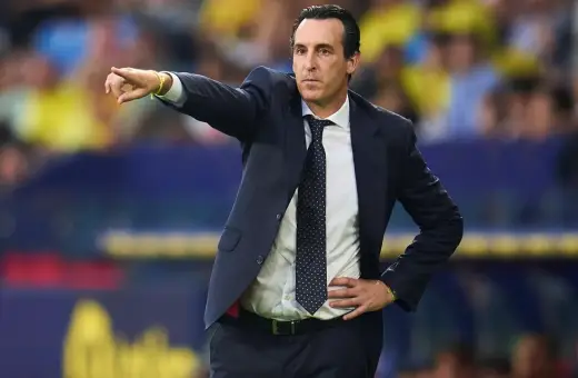 Unai Emery, trener Aston Villa, wskazuje kierunek gry.