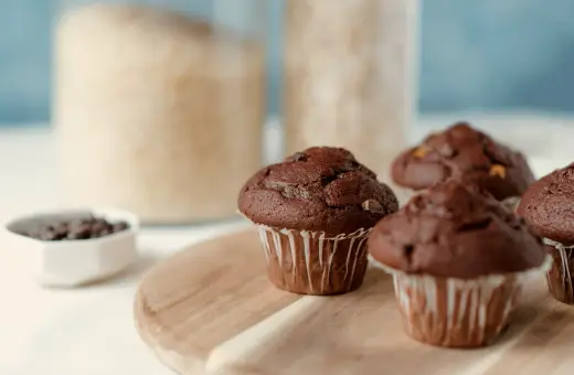 Puszyste muffinki czekoladowe, idealne na każdy dzień. Oto przepis na wilgotne i puszyste muffinki czekoladowe.