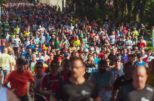 Tysiące biegaczy na maratonie. Taka impreza masowa od ilu osób? Od kilkuset, a tu są ich tysiące!