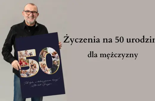Uśmiechnięty mężczyzna prezentuje plakat z napisem "Życzenia na 50 urodziny dla mężczyzny" i kolażem zdjęć rodzinnych w kształcie cyfry 50.