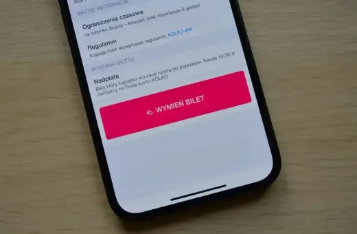 Na ekranie telefonu widoczny jest przycisk "WYMIEŃ BILET", który pozwala na odwołanie rezerwacji i zwrot nadpłaty.