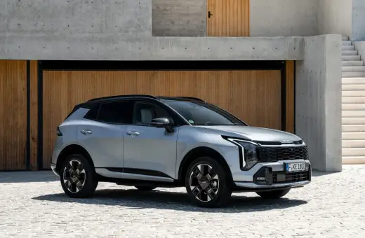 Nowy Kia Sportage Hybrid lśni w nowoczesnym otoczeniu. Elegancki design i hybrydowy napęd to idealne połączenie dla miłośników innowacji.