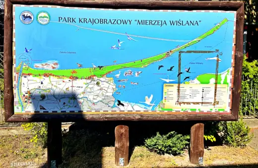 Mapa Parku Krajobrazowego Mierzeja Wiślana, ukazująca Zatokę Gdańską i Zalew Wiślany z ptactwem.