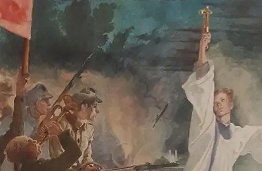 Żołnierze z karabinami i czerwonym sztandarem, a obok nich kapłan z krzyżem wzniesionym w górę. Scena przypomina cud nad Wisłą.
