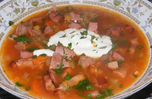 Gęsta, aromatyczna solanka z kawałkami mięsa, warzywami i łyżką śmietany, posypana natką pietruszki.