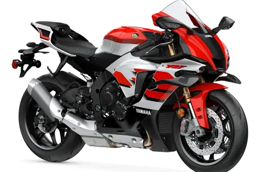 Sportowy motocykl Yamaha R1 w kolorze czerwono-białym, gotowy do wyścigów rn22.
