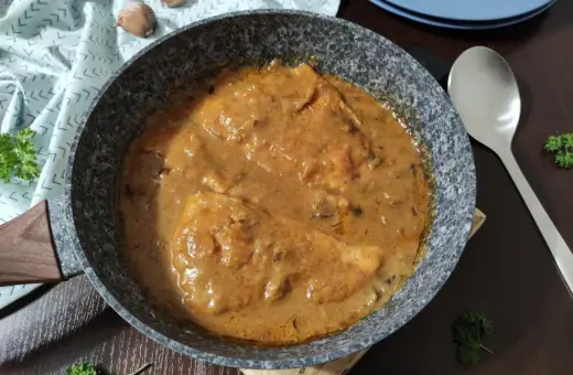 Pyszne bitki z indyka w sosie własnym, gotowe do podania. Aromatyczne danie, które zachwyci każdego.