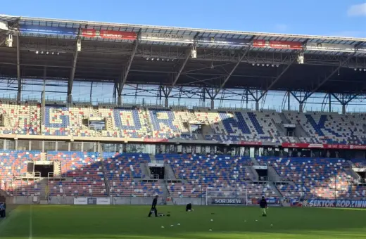 Pusta trybuna stadionu Górnik Zabrze, z widocznym napisem "GÓRNIK" na siedzeniach. Pojemność stadionu robi wrażenie.