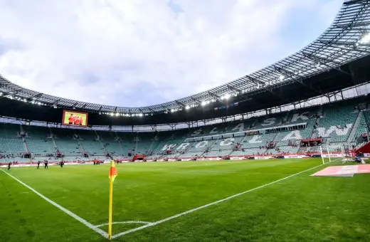 Tarczyński Arena Wrocław, z zieloną murawą i trybunami, gotowa na przyjęcie kibiców. Jej pojemność robi wrażenie.