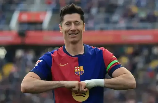 Robert Lewandowski, król strzelców, w barwach Barcelony, z charakterystycznym gestem.
