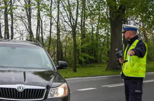 Policjant z radarem zatrzymuje auto. Jak się bronić przed mandatem z art. 97 k.w.?