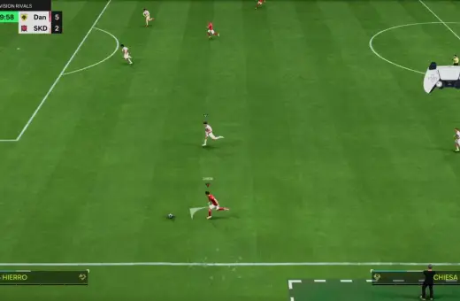 Piłkarz Chiesa szykuje się do strzału trivela w meczu Division Rivals. Wynik 5:2 dla Dana.