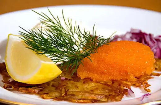 En läcker råraka med rom, dill, citron och rödlök. Ett klassiskt svenskt råraka recept.