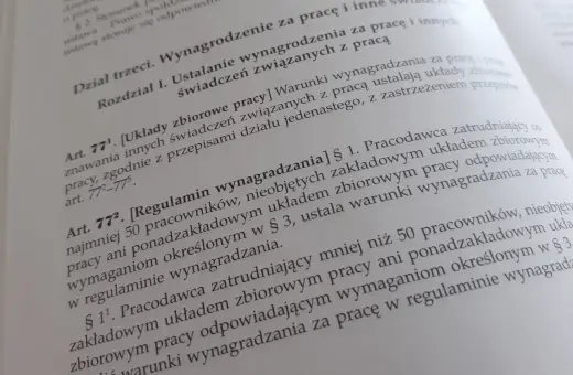 Tekst prawny omawiający ustalanie wynagrodzenia za pracę i inne świadczenia. Zawiera artykuły dotyczące układów zbiorowych pracy oraz regulamin wynagradzania.