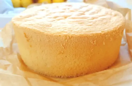 Puszyste ciasto biszkoptowe, idealne do tortów. Prosty przepis na biszkopt, który zawsze się udaje.