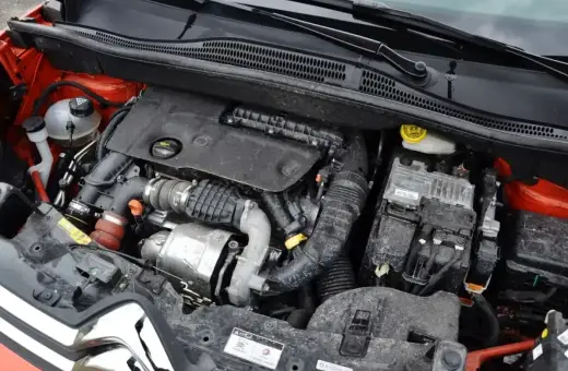 Silnik 1.6 HDI w Peugeot 307, widok komory silnika z turbosprężarką i przewodami.