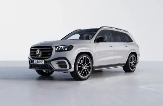 Srebrny Mercedes-Benz GLS, jeden z luksusowych mercedes suv modele, prezentuje się elegancko na białym tle.