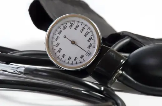 Ciśnieniomierz z mankietem i stetoskopem. Wskaźnik pokazuje ok. 120/80 mmHg, idealny wynik dla polpril.
