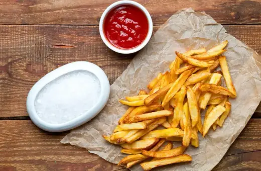 Duże frytki z McDonald's, idealne na przekąskę. Kto by pomyślał, ile mają kcal!