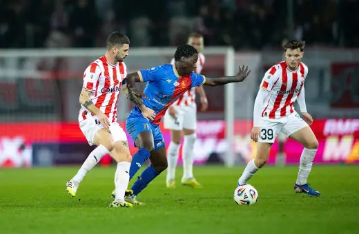 Piłkarze Cracovii walczą o piłkę z zawodnikiem Piasta Gliwice. Intensywny przebieg: Cracovia – Piast Gliwice.