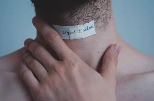 Dłoń na szyi, plaster z napisem "crying blocked". Jak przestać płakać?