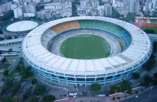 Widok z lotu ptaka na stadion Maracana, imponująca budowla z zieloną murawą i trybunami, których pojemność robi wrażenie.