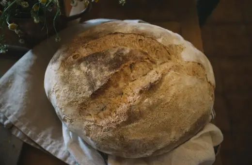 Pyszny, domowy chleb pieczony w piekarniku, z chrupiącą skórką. Idealny przepis na śniadanie.