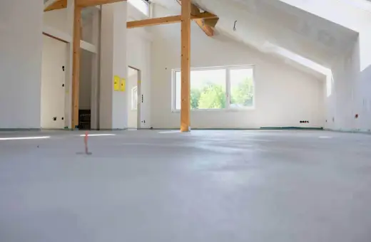 Jasne, oto propozycja:

Nowo wykonane wylewki miksokretem w stanie surowym, gotowe na dalsze prace wykończeniowe.