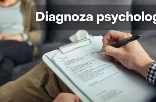 Psycholog diagnosta notuje podczas sesji. Na pierwszym planie dłoń pisząca na kartce, w tle siedząca osoba.
