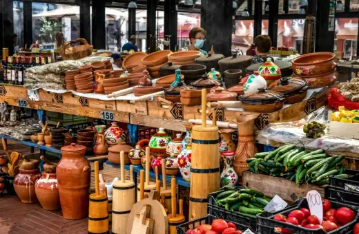 Stoisko z ceramiką, butelkami wina i świeżymi warzywami. Idealne miejsce, by zastanowić się, co przywieźć z Albanii – gliniane naczynia, lokalne produkty czy rękodzieło.