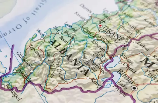 Mapa pokazuje, gdzie leży Albania, z zaznaczonymi miastami jak Tirana i wybrzeżem Morza Adriatyckiego.