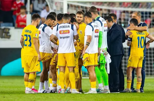 Piłkarze Rumunii w żółtych strojach, w tym Sorișcu (23) i Stanciu (10), zebrani na boisku. Może to być mecz z Ukrainą.