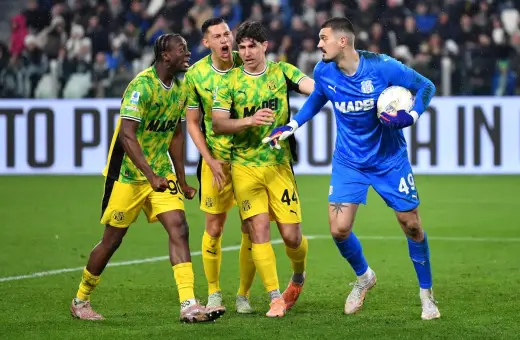 Piłkarze Sassuolo świętują bramkę w meczu Juventus – Sassuolo. Bramkarz Juventusu z piłką w rękach.