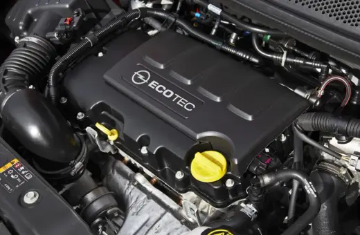 Silnik ECOTEC 1.4 Turbo w Oplu Mokka. Widoczne przewody, osłony i żółte korki.