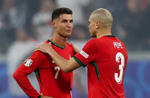Cristiano Ronaldo i Pepe w czerwonych koszulkach Portugalii przed Euro.