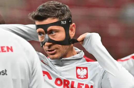 Robert Lewandowski zakłada maskę, która chroni jego twarz podczas gry. To odpowiedź na pytanie, dlaczego Lewandowski gra w masce.
