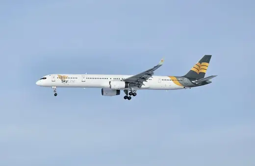 Samolot linii Skyline Express Airlines w locie. Czy warto zaufać ich opiniom?