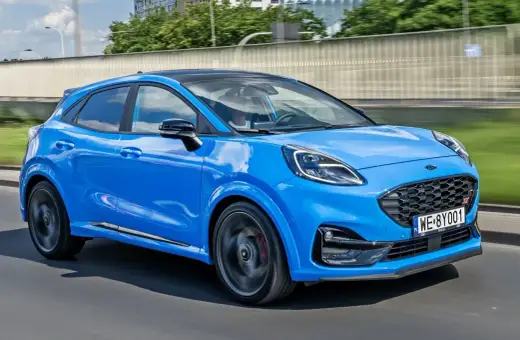 Niebieski Ford Puma ST w ruchu. Sprawdź atrakcyjną ford puma cena i wybierz swój wymarzony model.