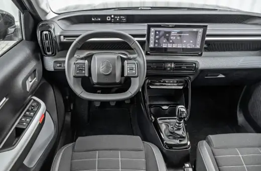 Wnętrze Citroena C3 z ekranem dotykowym i nowoczesną deską rozdzielczą. Sprawdź atrakcyjną citroen c3 cena!