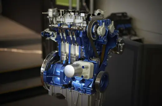 Przekrój silnika 1.0 Ecoboost w kolorze niebieskim, z widocznymi tłokami i paskiem rozrządu.